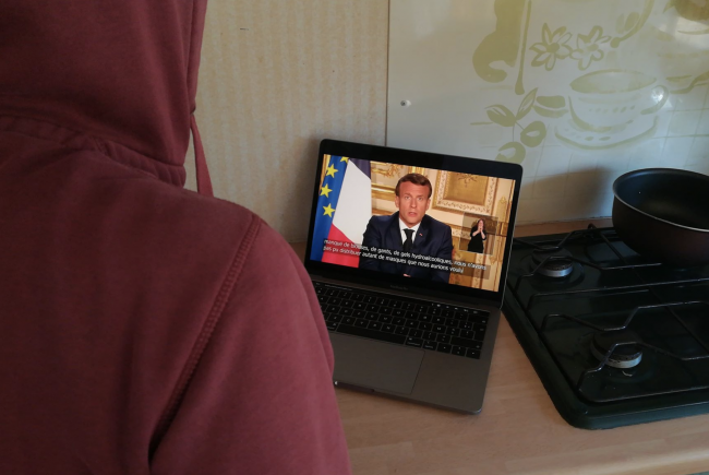 Macron promet d'aider « les étudiants les plus précaires »