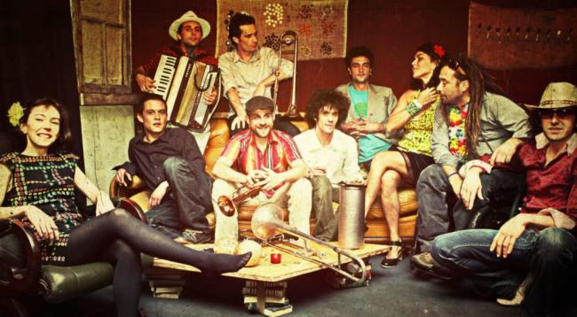 La Cumbia Chicharra en concert à Venelles